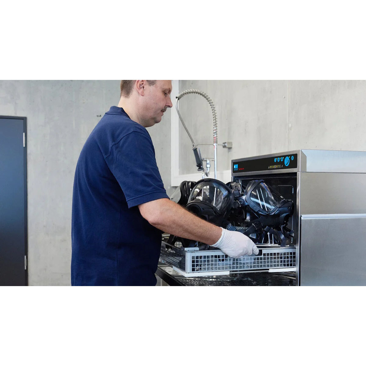 TopClean-M in use person